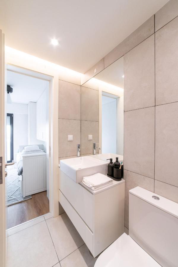 Lusiadas 53 2ºd - Beautiful Two-Bedroom Apartment Lisbona Esterno foto